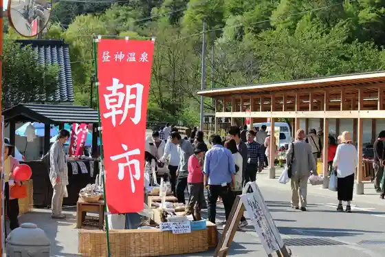 Hirugami Onsen morning market selling seasonal local produce and Achi village specialties.