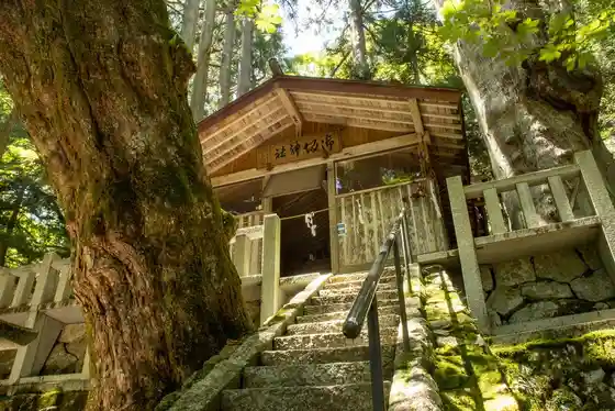 Misaka Shrine dedicated to the three Sumiyoshi sea deities, with giant sugi and tochi said to exceed 2,000 years old along the old Tosando.