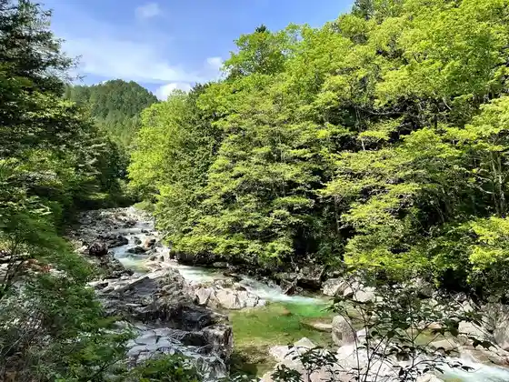 Akasawa clear stream canyon lined mainly with Kiso hinoki forest, with seasonal gorge scenery.