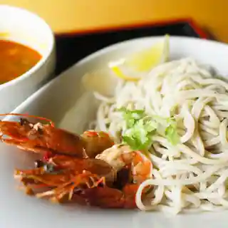 博士ラーメン&五つ星ホテル出身のシェフが腕を振るうタイ料理