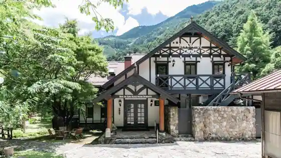四万十川源流、森の国 水際のロッジ