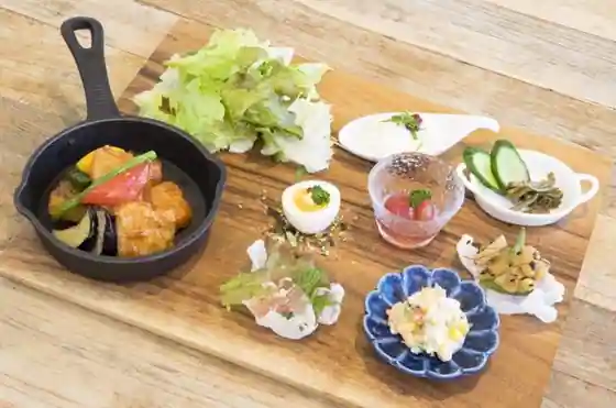 Mahana Table