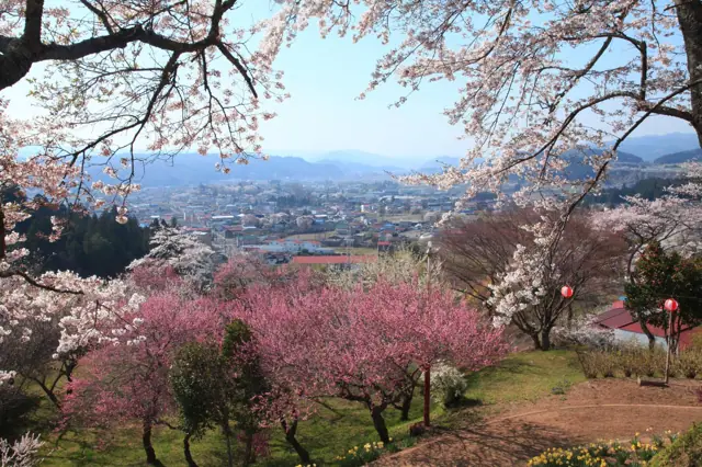 Akadate Park (Akadate Castle Ruins)