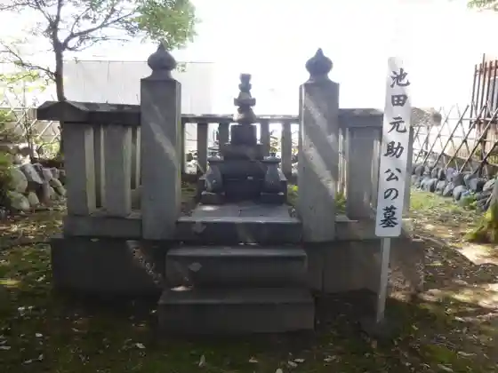 Graves of Ikeda Tsuneoki and Motosuke