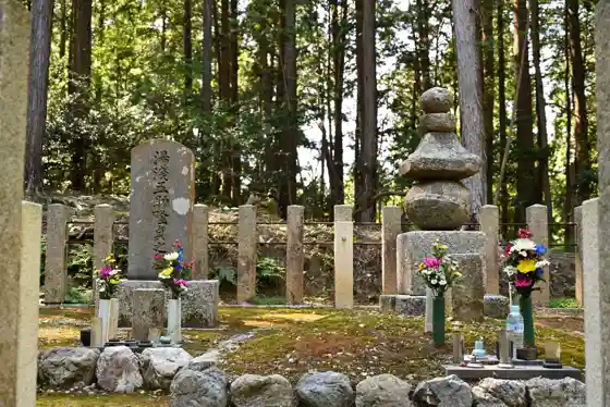 Graves of Otani Yoshitsugu and Yuasa Gosuke