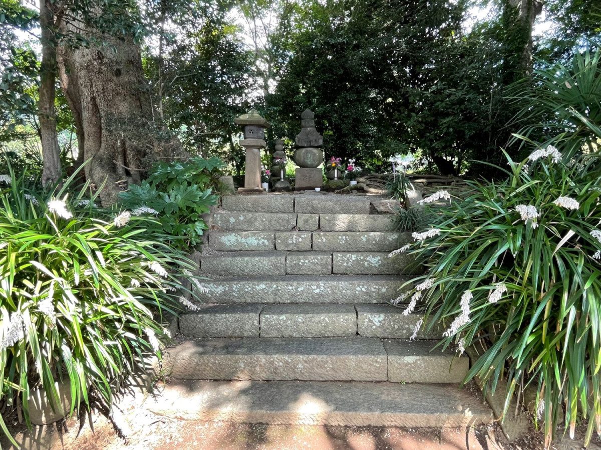 Minamoto no Sanetomo Head Mound