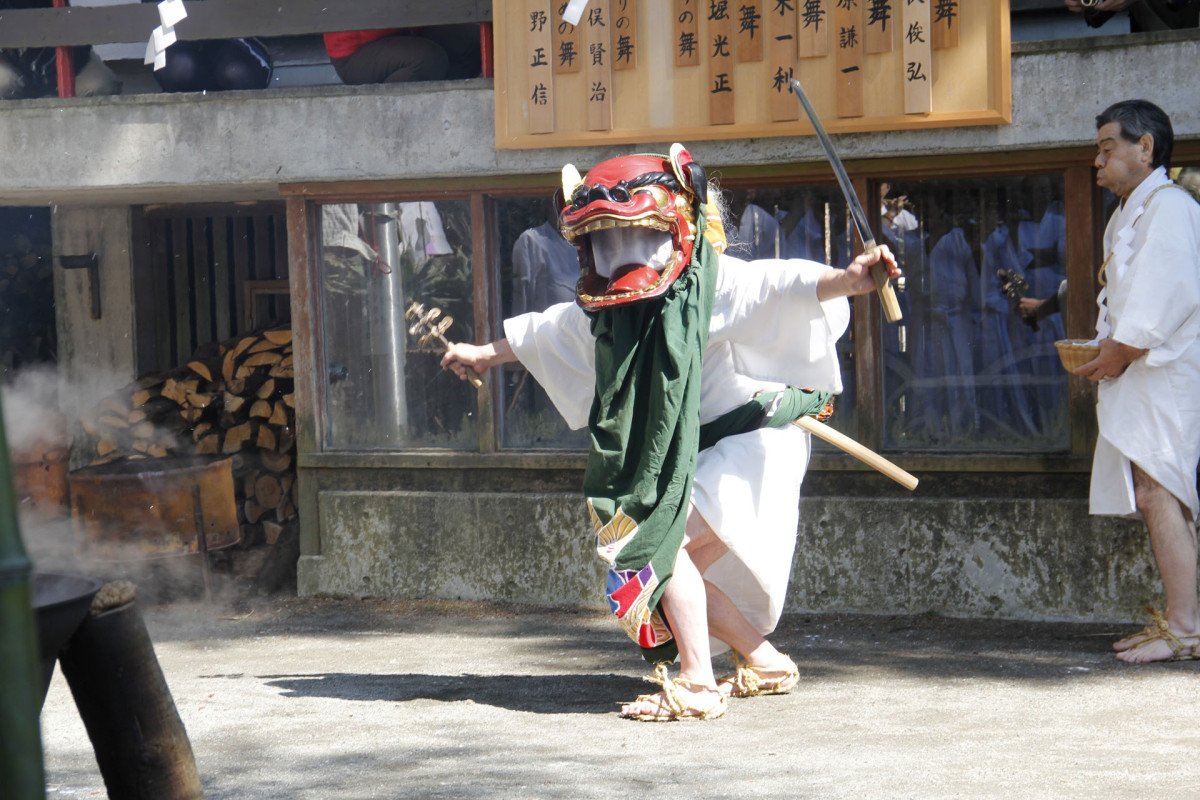 Sengokuhara Yutate Lion Dance