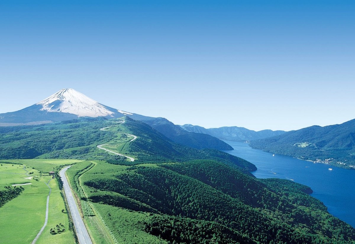 Lake Ashi Skyline