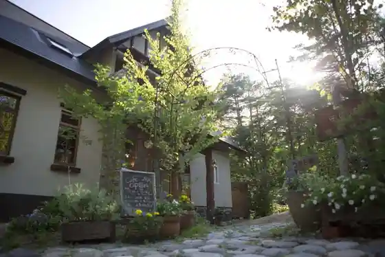 Denenshi, a one-party-per-day small hotel in Hakuba Meitetsu villa woods, with antique-furnished rooms in a mountain-lodge style.