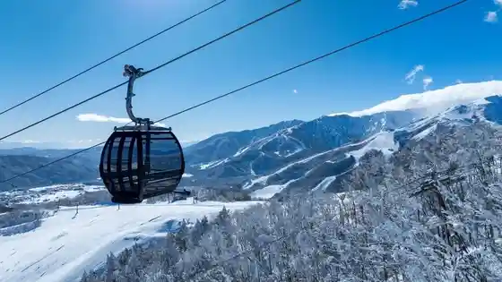 Hakuba Iwatake Snow Field on an independent 1,289 m peak in Hakuba Village, with gondola access and alpine ski terrain.