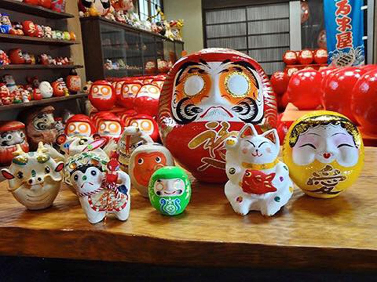 Arai Darumaya Daruma Painting Experience