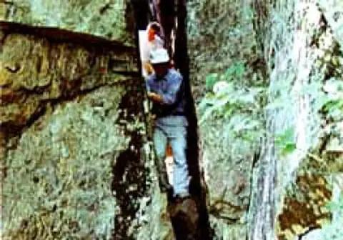 Tainai Kuguri Rock Passage