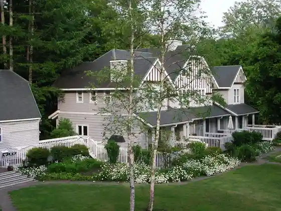 Amelie House Karuizawa, North American-style condominium cottages in the forest, listed for pet-friendly cottage stays.