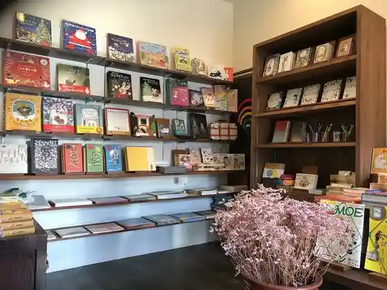 Ehon Gohon-do, a Karuizawa bookshop focused on cookbooks, food-themed picture books, design, and everyday living titles.