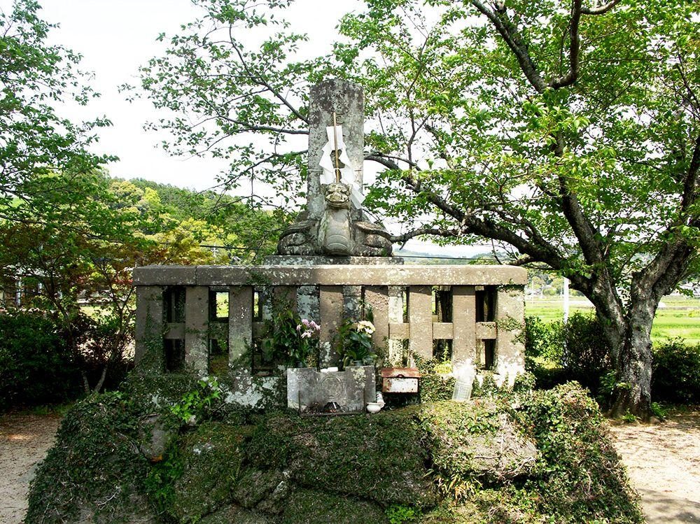 Lord Kikuchi Takeshige's Grave