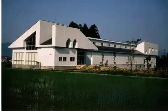 Minamiuonuma Tomiokahowaito Art Museum