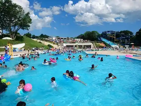 Ten-Thousand-Person Pool