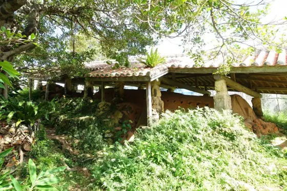 Tsuboya Arayaki Climbing Kiln with Stone Walls