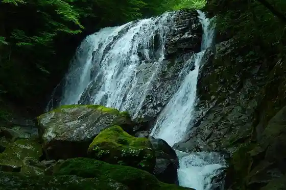 Hoko Hekireki Falls and Hoko Hekireki Suspension Bridge