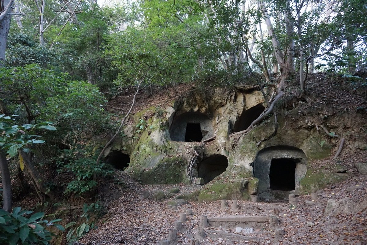 Yokoku-ji Cave Tombs