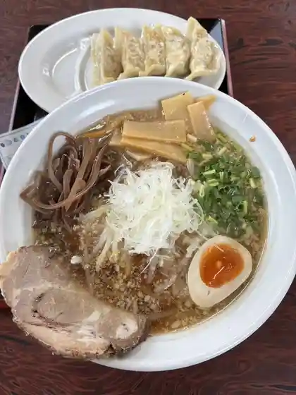 とんこつラーメン　麺笑