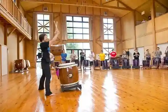 Sekaiteki Na Ninki Wo Hokoru Taiko Geino Shudan (Kodo) Sutaffugaoshie Ru ! Taiko Taiken De Tanoshiku Kenko & Rifuresshu !