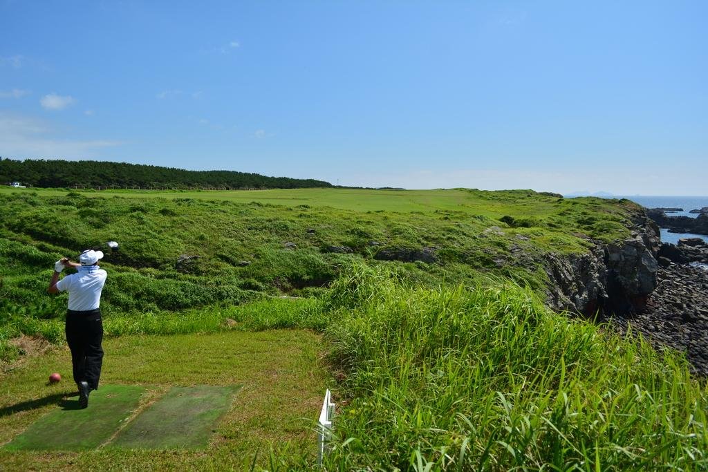 Hirabaru Golf Course (Uku Island)