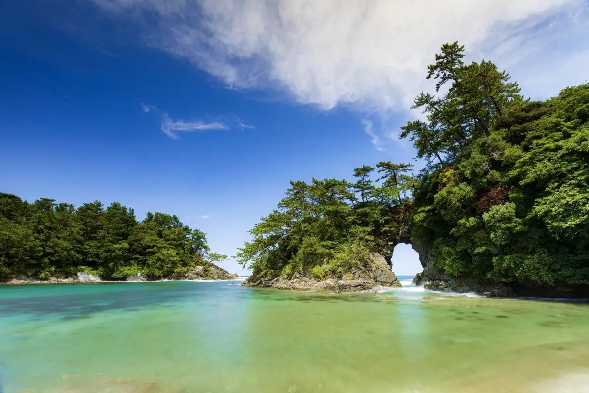 Shiroyama Park Meikyo Hora (Shiroyama Beach)