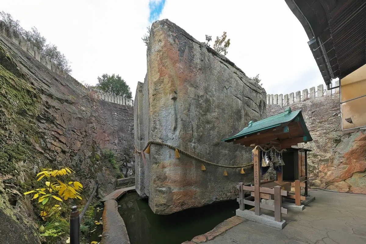 Shoseki Shrine (Ishi no Hoden)