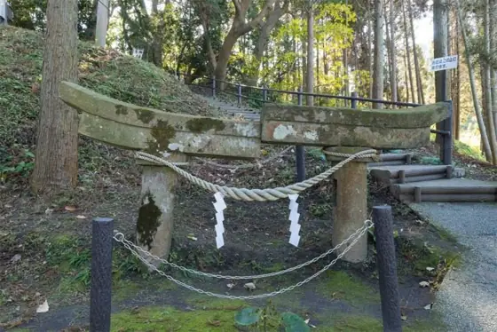 Ushine-fumoto Buried Torii (Inari Daimyojin)