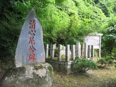 Monument to Lady Seishinni